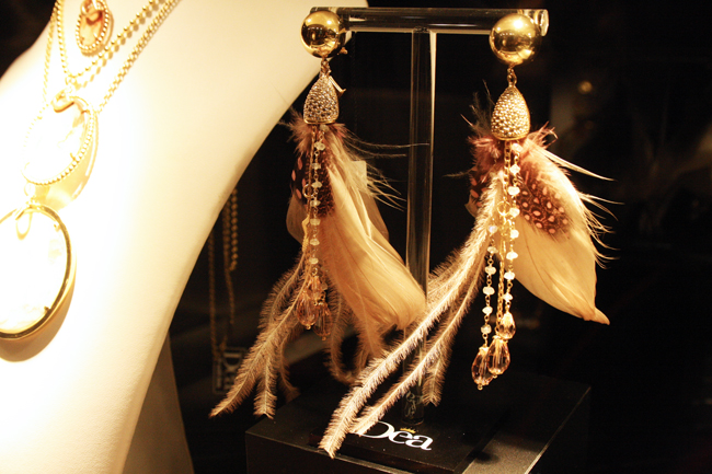 Dea Orecchini piume