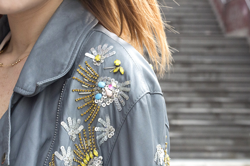 OUTFIT CASUAL CON SCARPE PLATFORM E DETTAGLI PREZIOSI