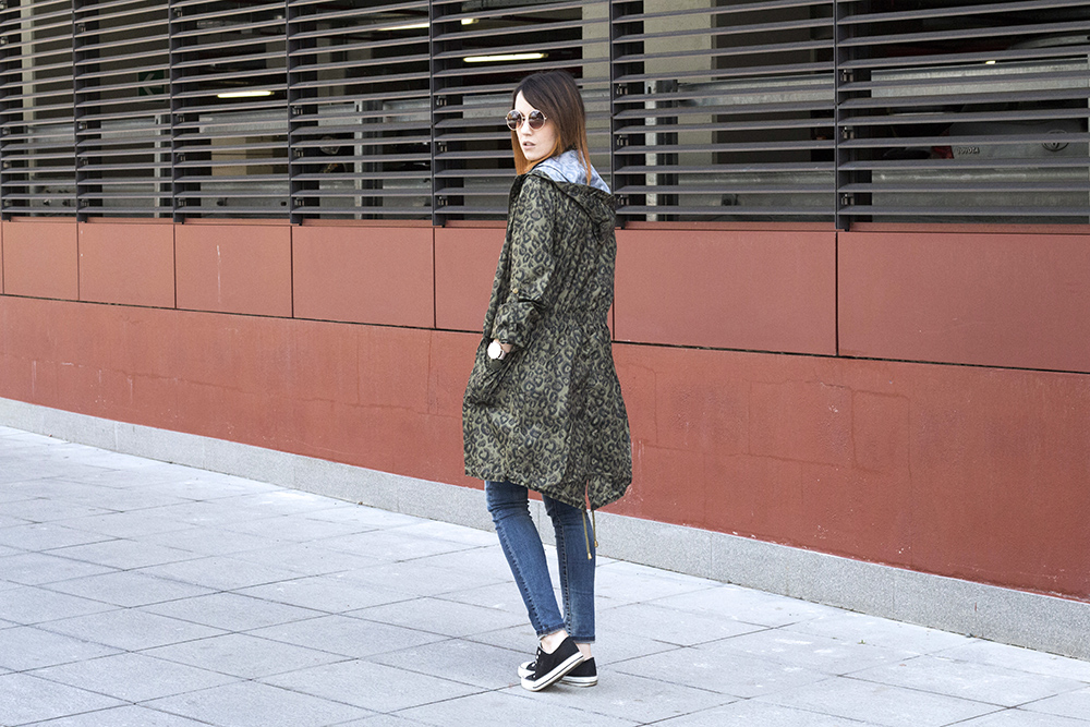 OUTFIT: IMPERMEABILE FASHION, DENIM E SNEAKERS