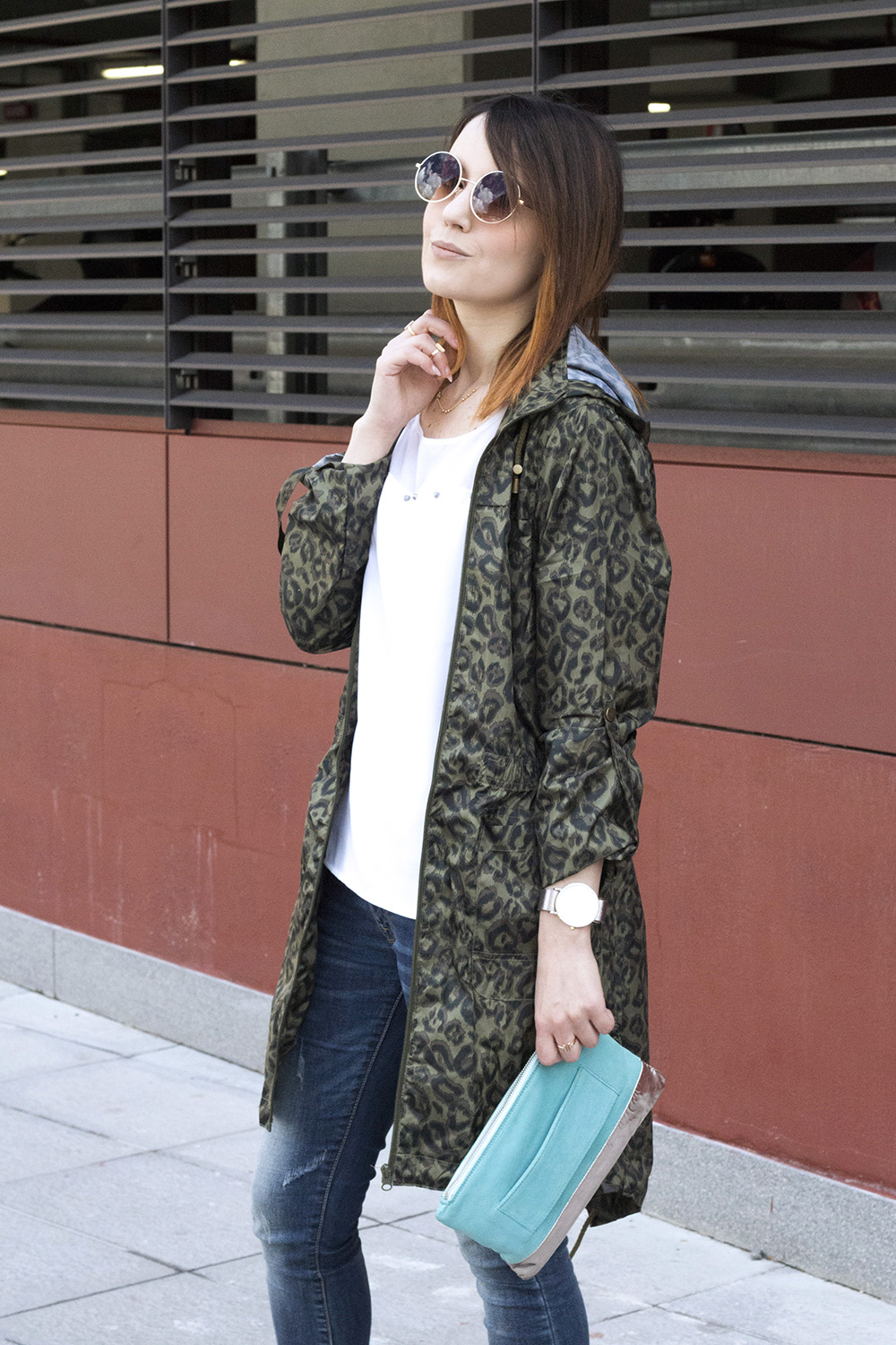 OUTFIT: IMPERMEABILE FASHION, DENIM E SNEAKERS