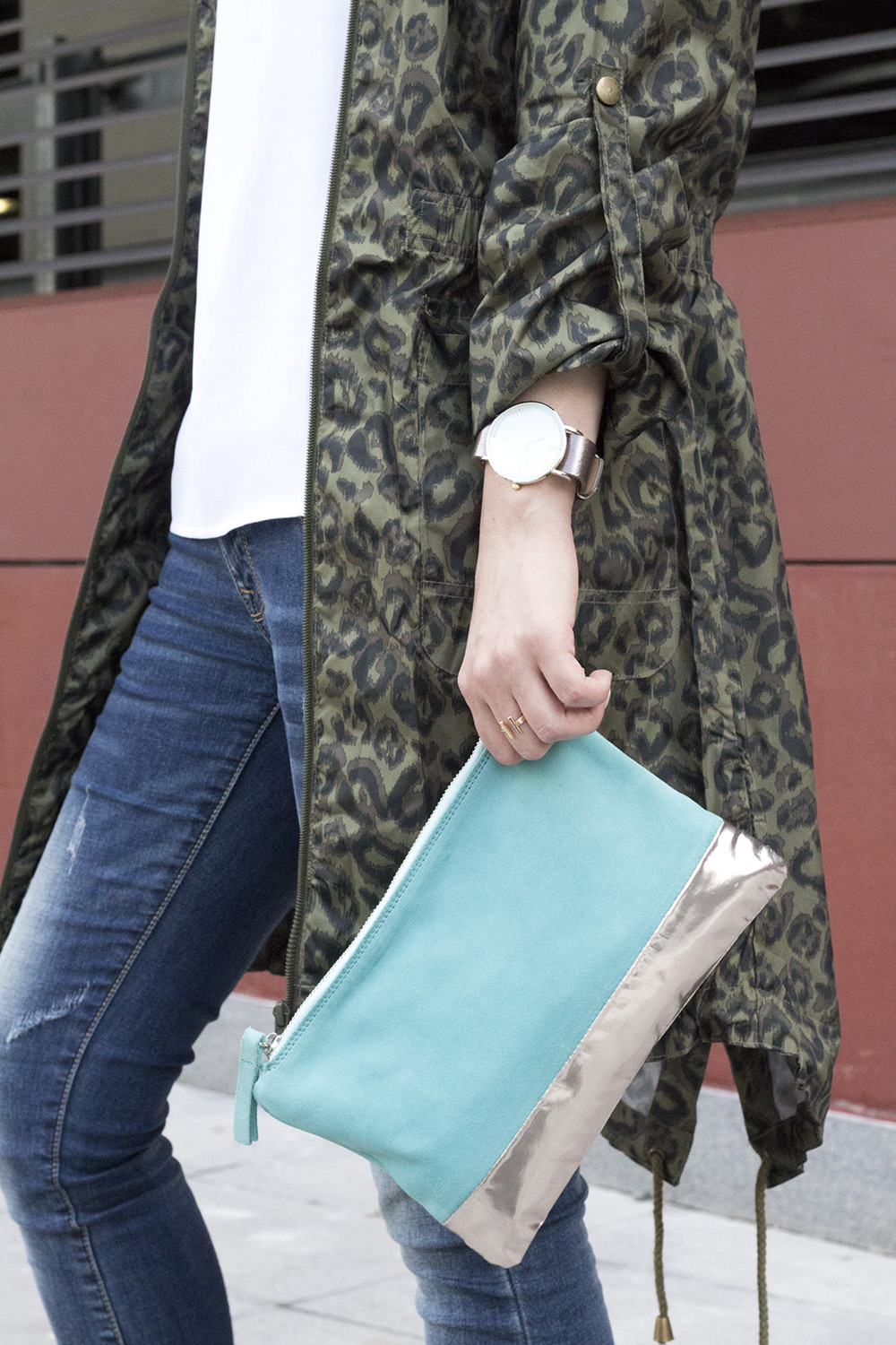 OUTFIT: IMPERMEABILE FASHION, DENIM E SNEAKERS