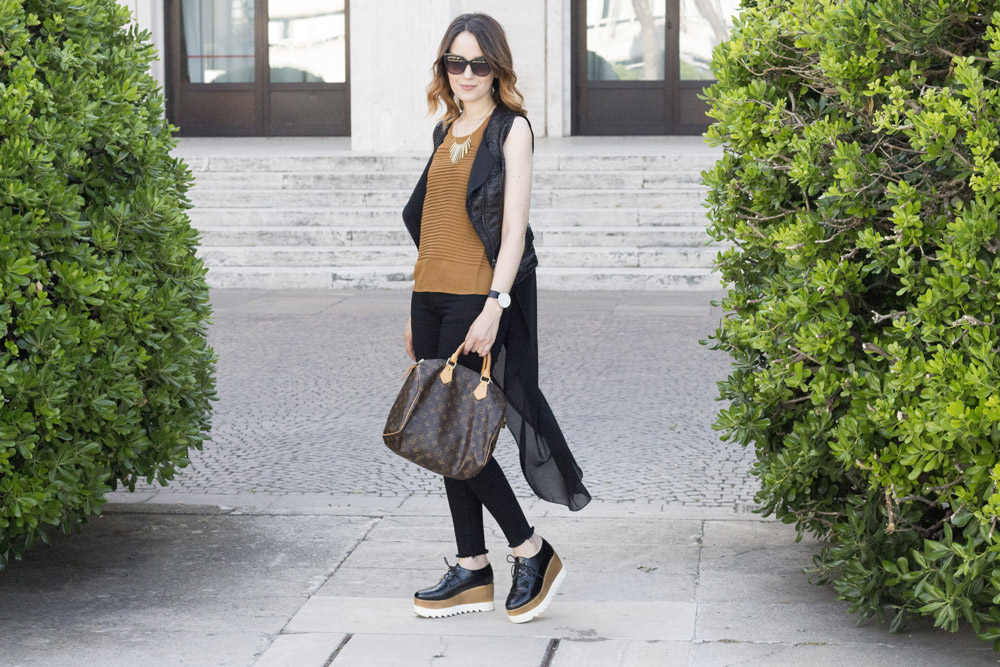 OUTFIT NERO E DETTAGLI COLOR MIELE