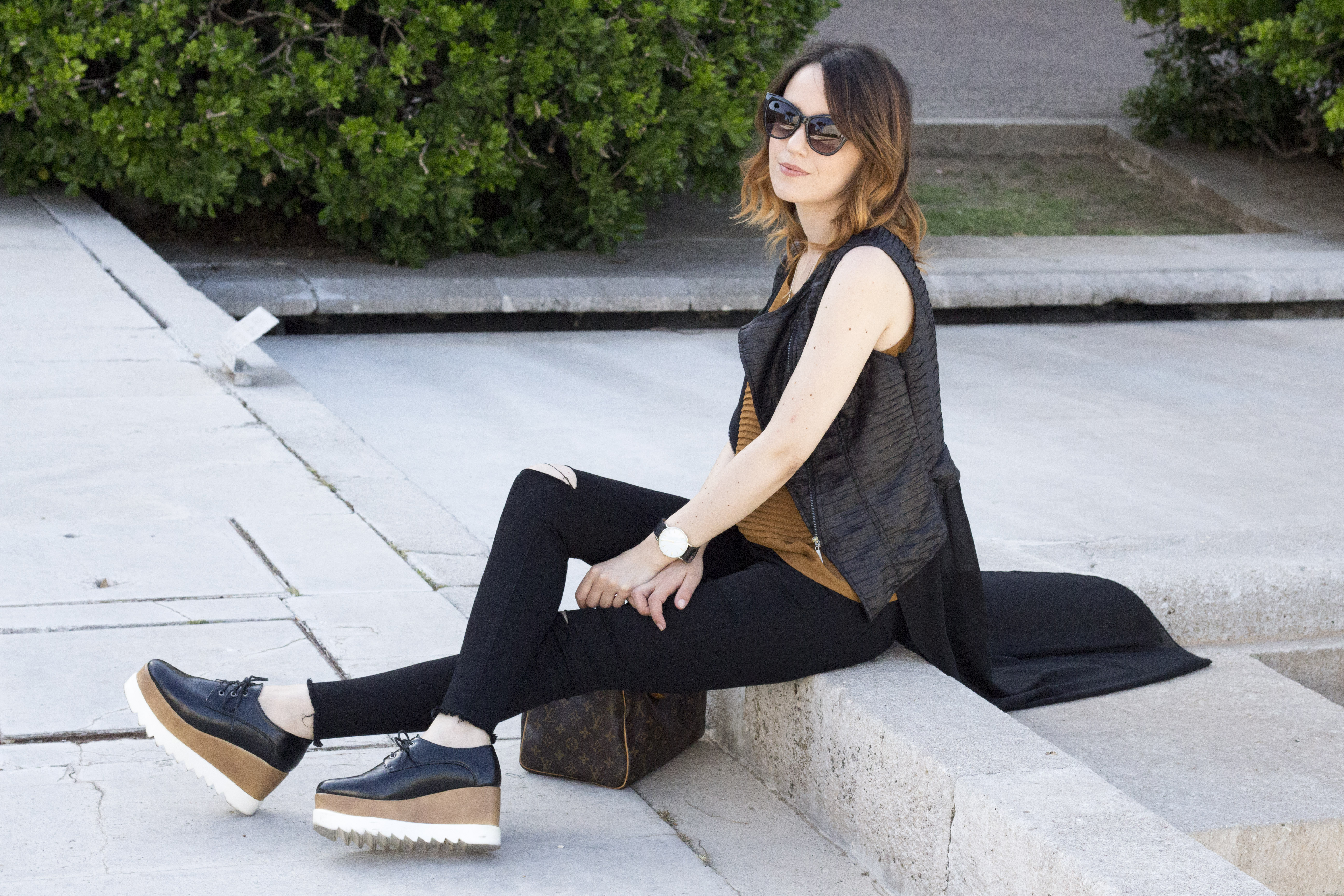 OUTFIT BLACK E DETTAGLI COLOR MIELE