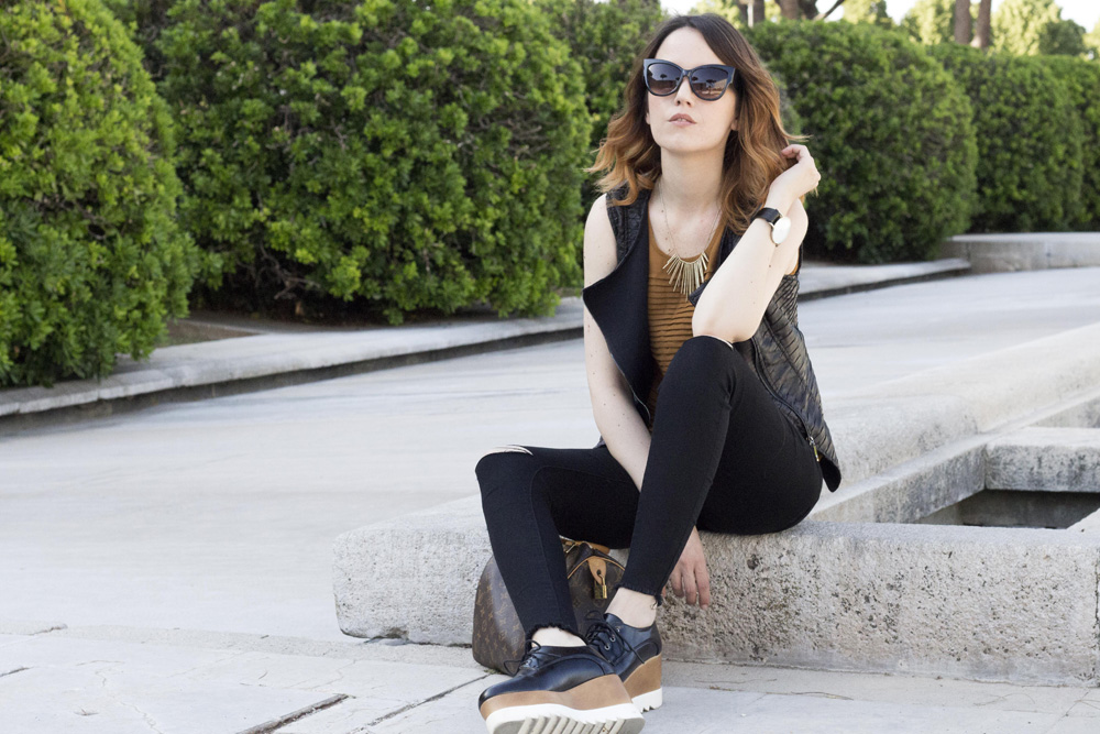 OUTFIT NERO E DETTAGLI COLOR MIELE