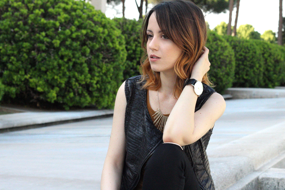 OUTFIT NERO E DETTAGLI COLOR MIELE