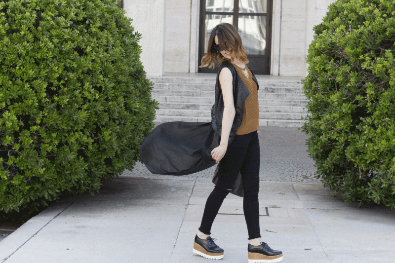 OUTFIT NERO E DETTAGLI COLOR MIELE