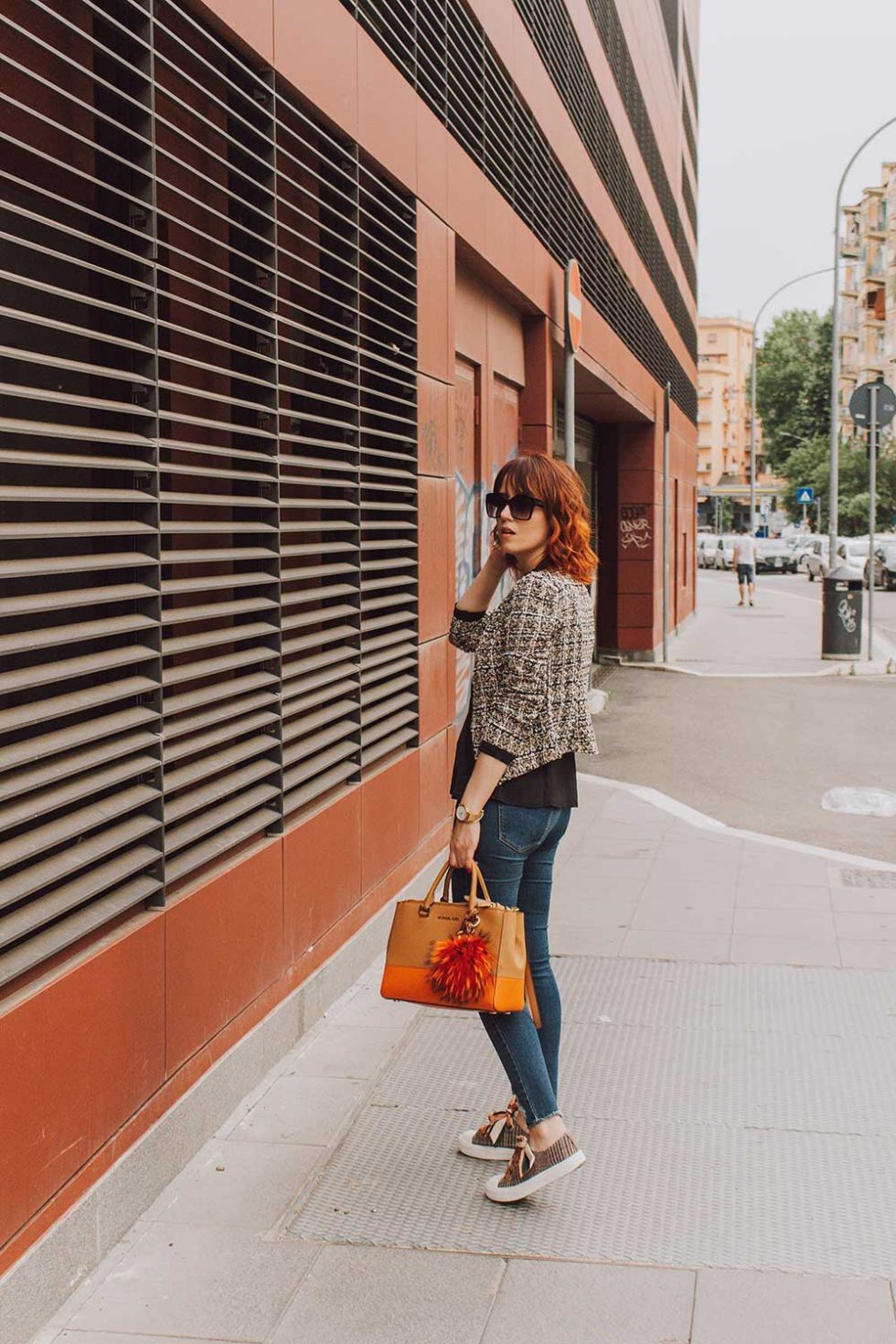 OUTFIT ORANGE DETAILS