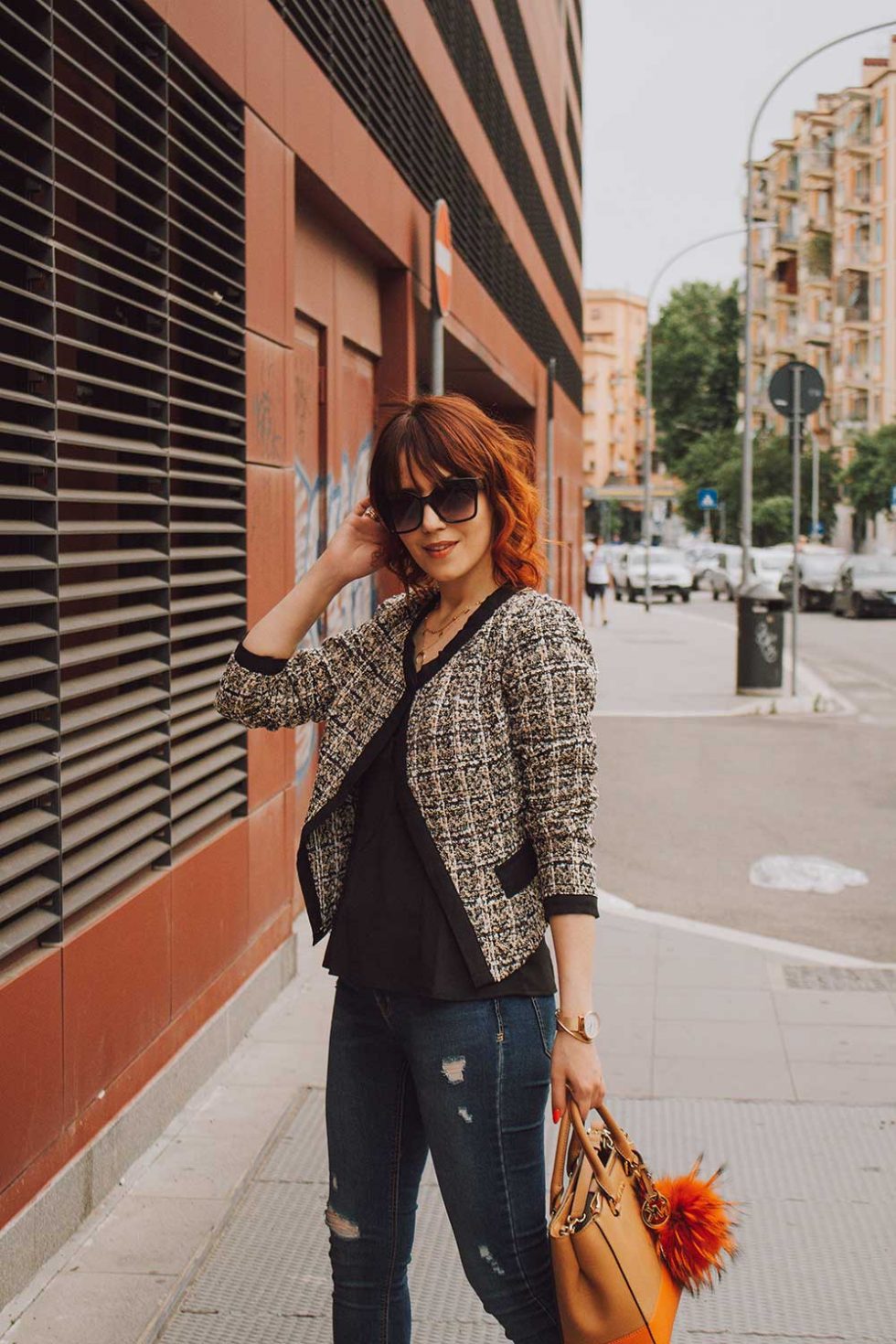 OUTFIT ORANGE DETAILS