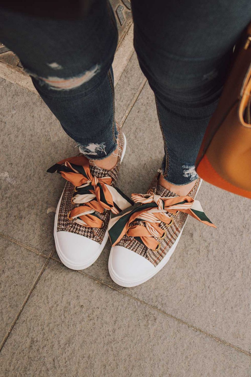 OUTFIT ORANGE DETAILS